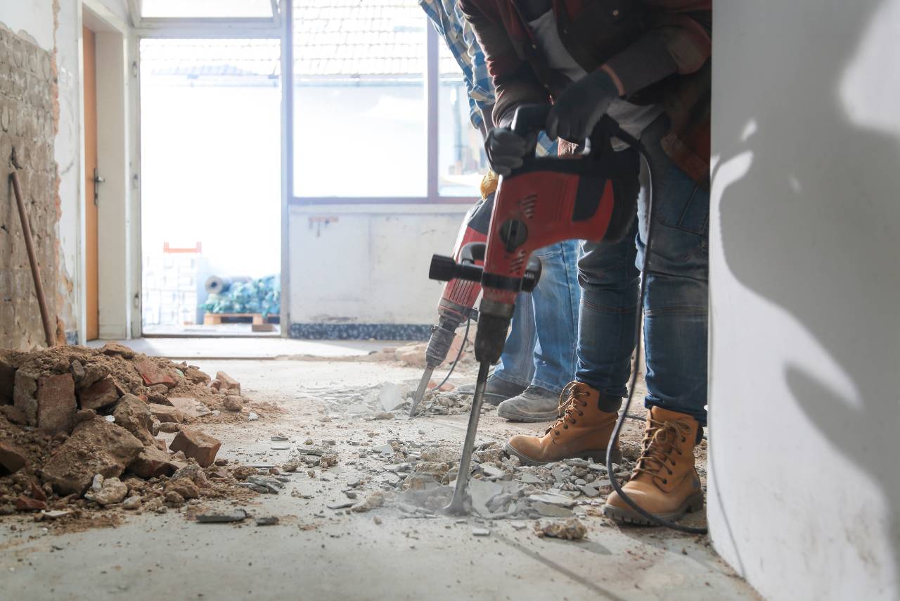 DIY vs Hiring a Building Contractor | Mimiti